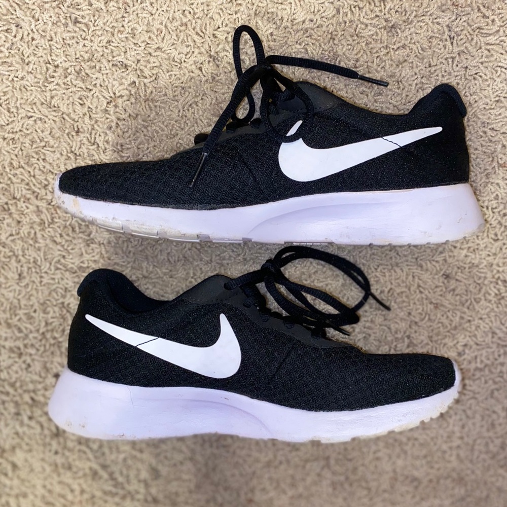 EXCELLENT CONDITION- Black Nike Tanjun Shoes